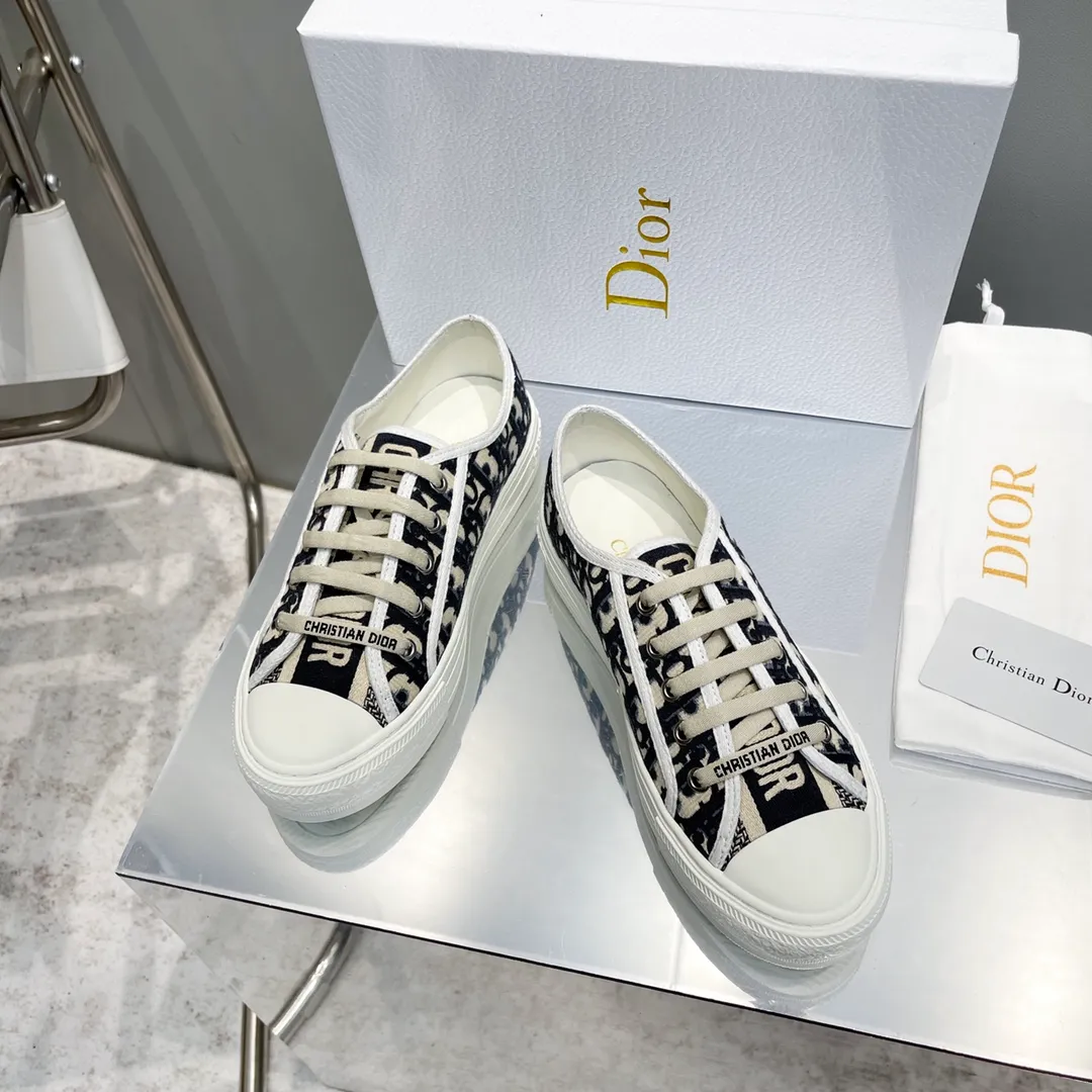 👟👟Ex-factory price 480👟👟 After half a year of repeated debugging♻️Taikoo Hui original purchased, upgraded and shipped ♻️DIOR embroidered sneakers series Double-sided three-dimensional embroidery of pure cotton silk, ♻️True to the original 1🆚1 shipment, from hardware, shoelaces, outsole, 👟👟factory price U mid-pad... The upper fabric is double-sided pure cotton silk three-dimensional electric embroidery ♻️▪️Foot pads: imported cowhide of the same color, comfortable to the feet ▪️My last version is exactly the same as Z👟👟factory price, welcome to compare with three companies I have 36 most complete colors, code number: 35-40